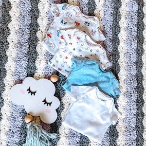 3/$12 💜Set of 4 - Carters 3 month Onsies💜